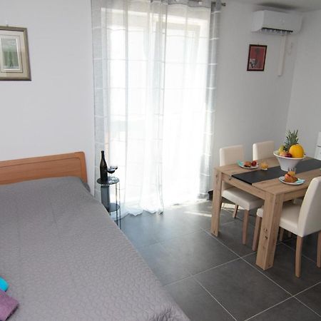 Valkane Beach Studio Apartment Pula Bagian luar foto