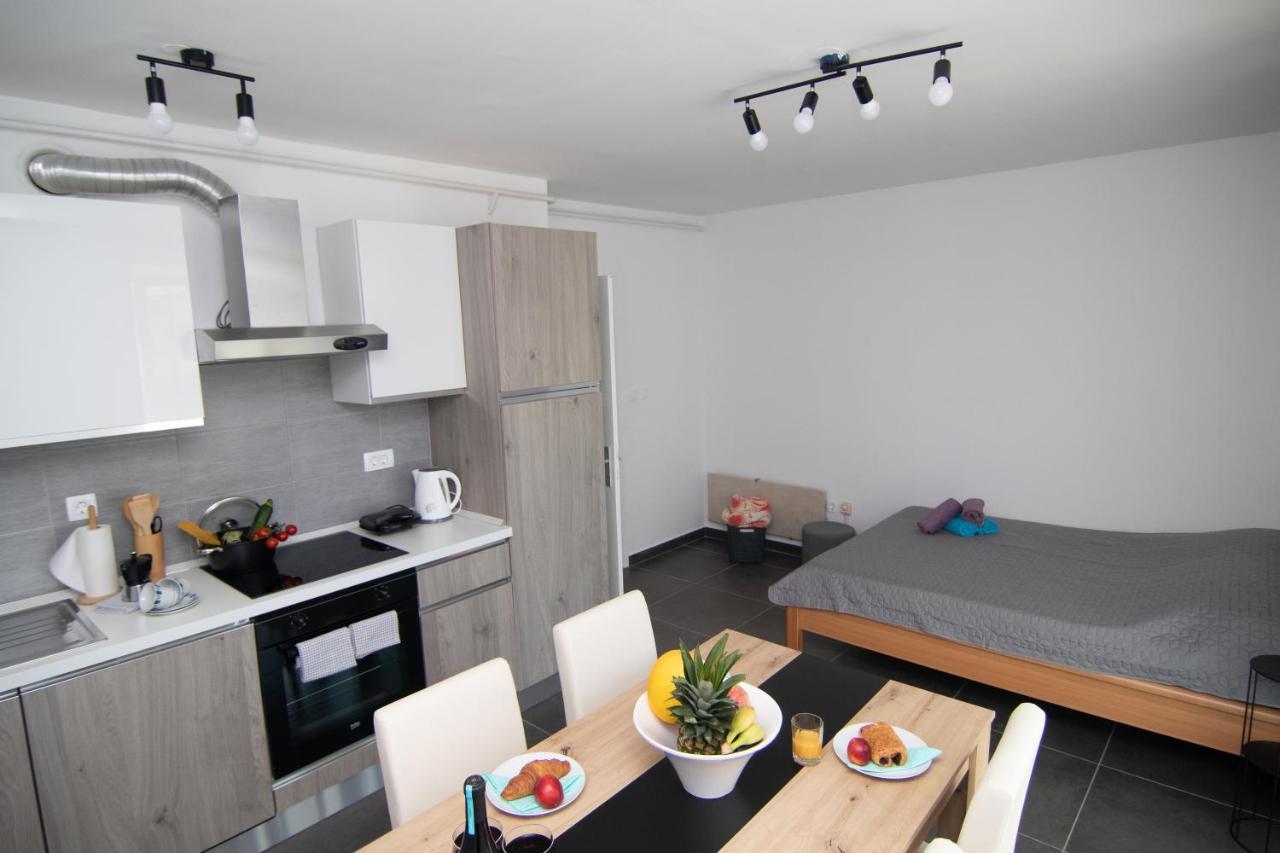 Valkane Beach Studio Apartment Pula Bagian luar foto
