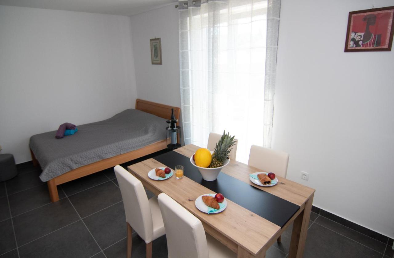 Valkane Beach Studio Apartment Pula Bagian luar foto